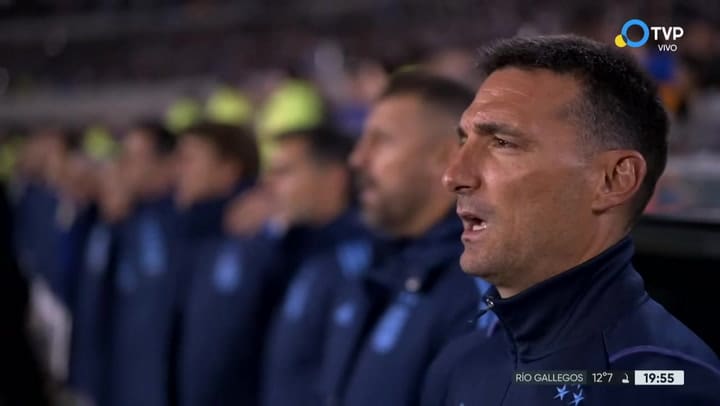 Abel Pintos cantó el Himno en el partido ante Paraguay por las Eliminatorias sudamericanas