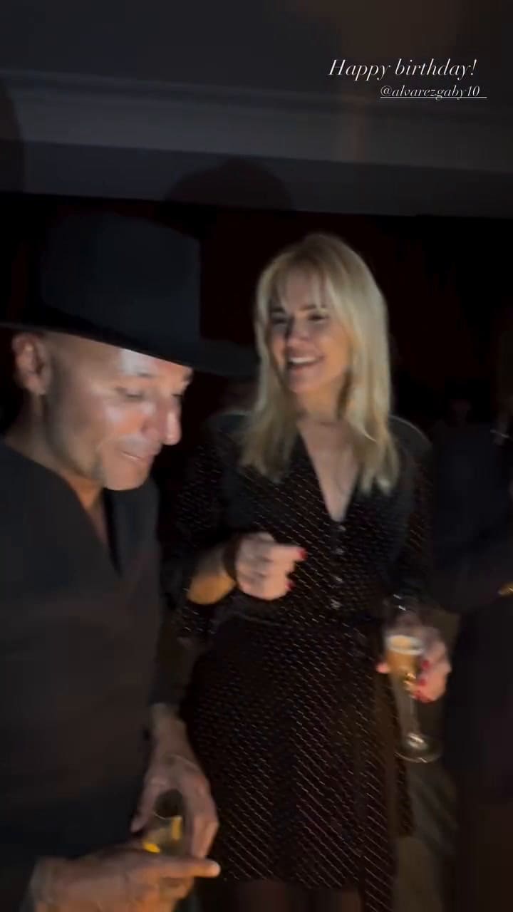 Gaby sopló las velitas rodeado de amigos.