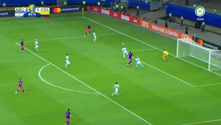 Duvan Zapata puso el 2-0 - Fuente: TV Pública