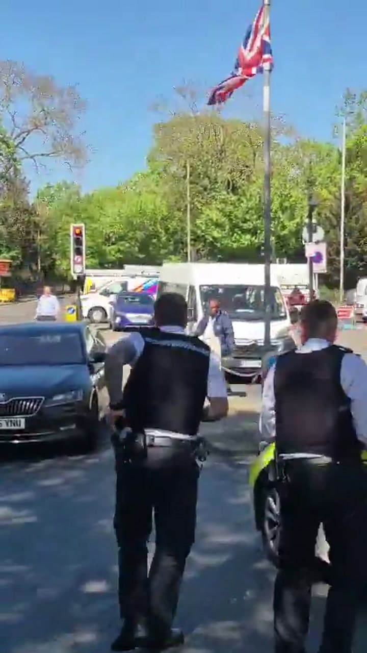 Así detuvieron a un sospechoso de apuñalar a dos personas en Londres: gas pimienta, Taser y patadas a la cabeza