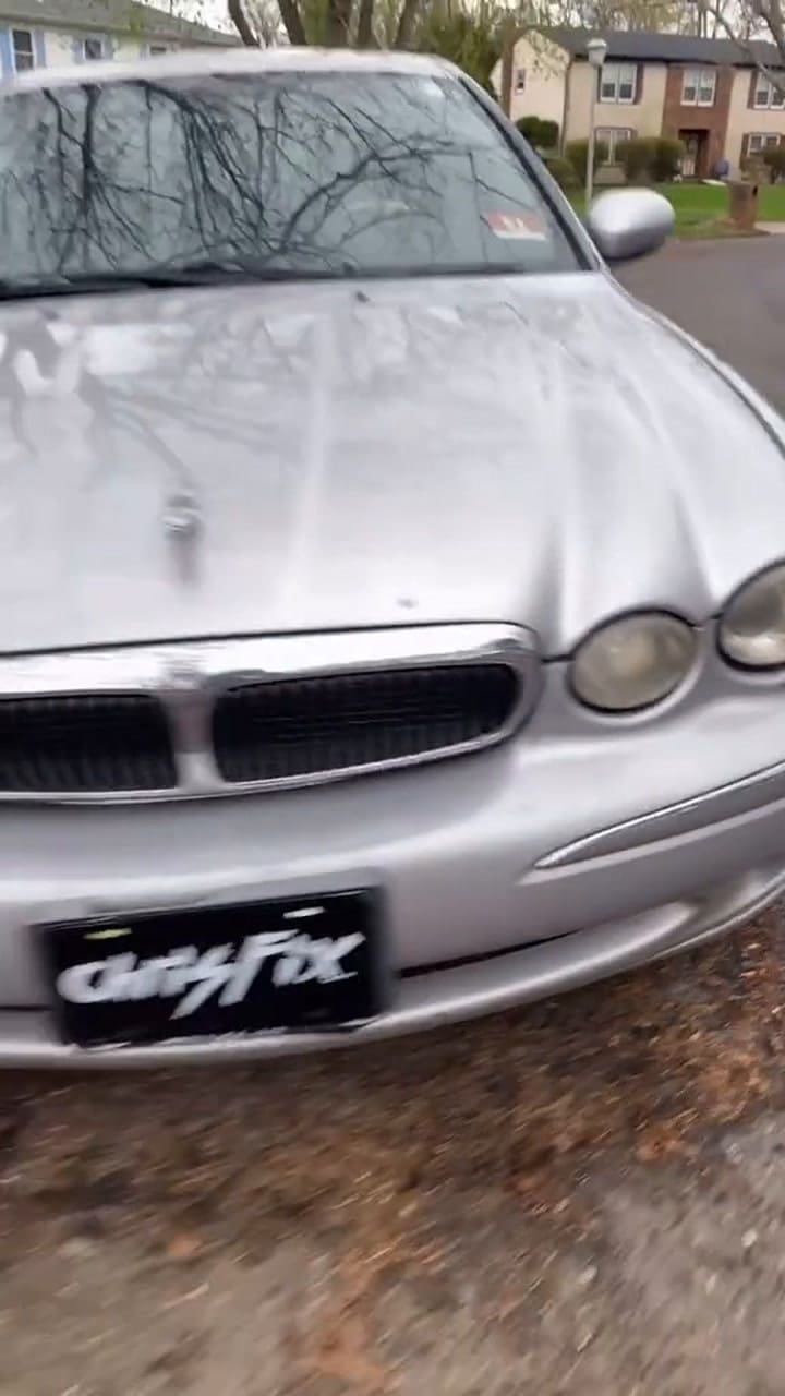 Es experto en autos y muestra el truco fácil para quitarle lo amarillo a los faros del auto