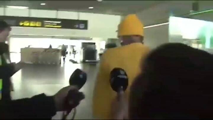 Con muletas y vestido como un minion, Neymar se enojó por una pregunta de Barcelona - Fuente: YouTub