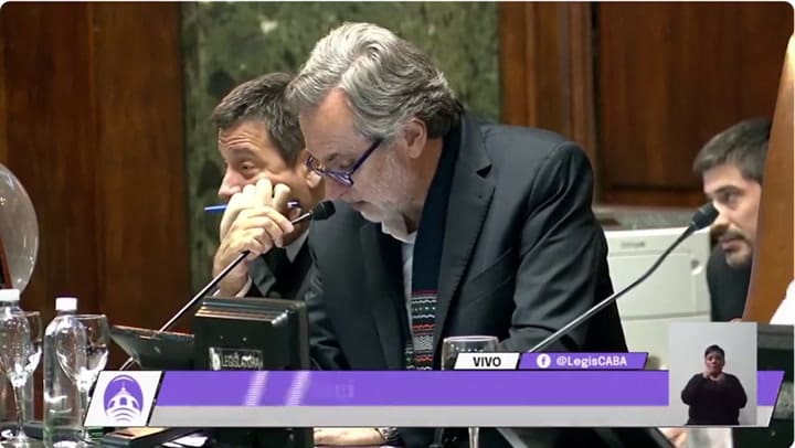 La reacción de Ramiro Marra cuando su compañera de banca intentó frenar su designación como líder del bloque