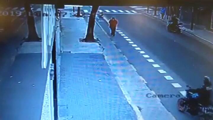 La llamada al 911 antes de la patada del policía que terminó con una muerte