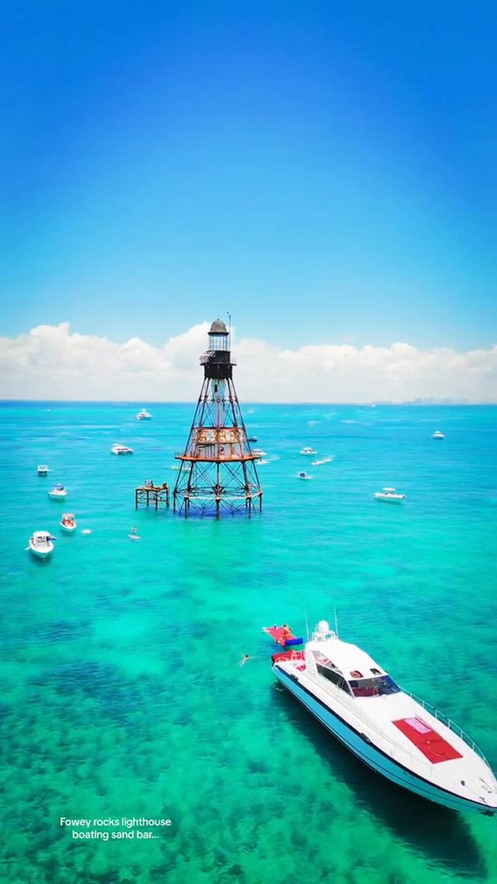 La vista panorámica de un valle de coral desde un faro