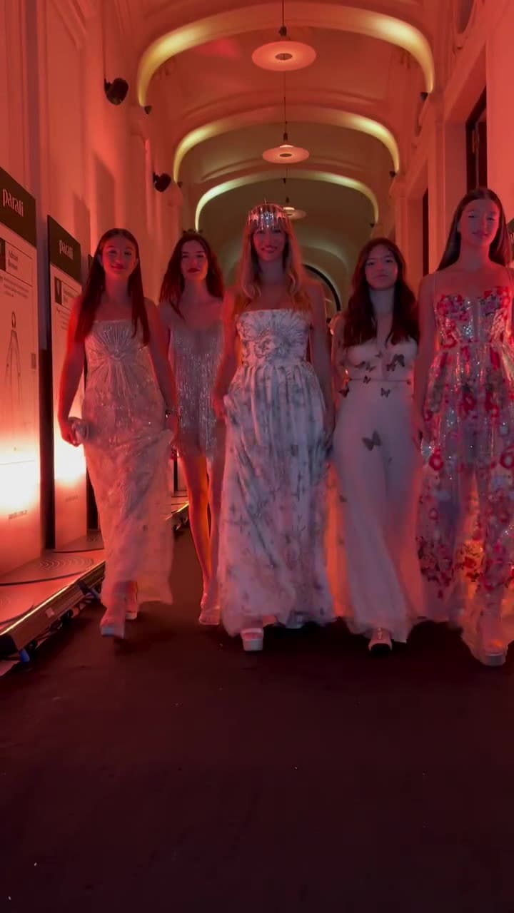 Nicole Neumann y sus hijas participaron de un evento de moda