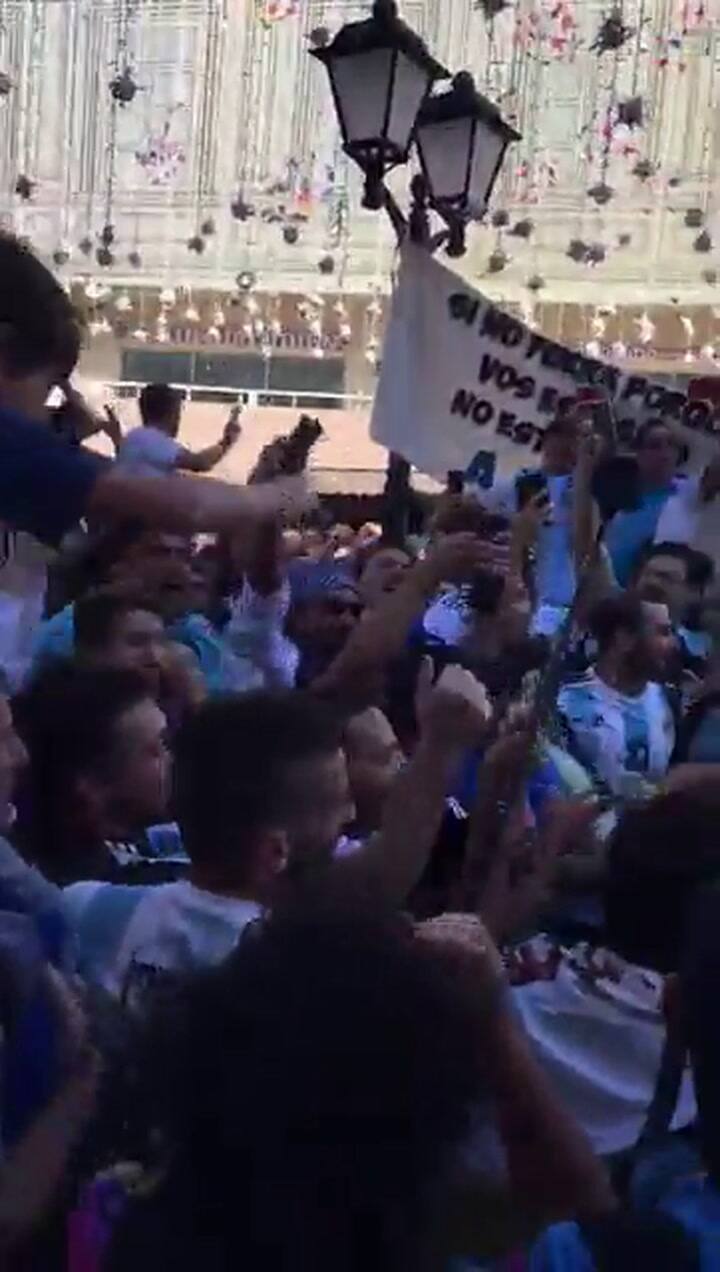 Banderazo argentino en Moscú: con bombos y trompetas la selección es local - Crédito: S. Montagna