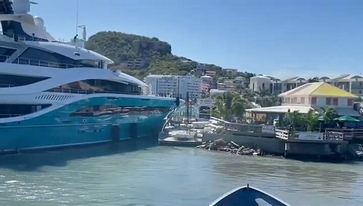 Un lujoso yate de más de 70 metros valorado en 90 millones de dólares chocó contra un muelle