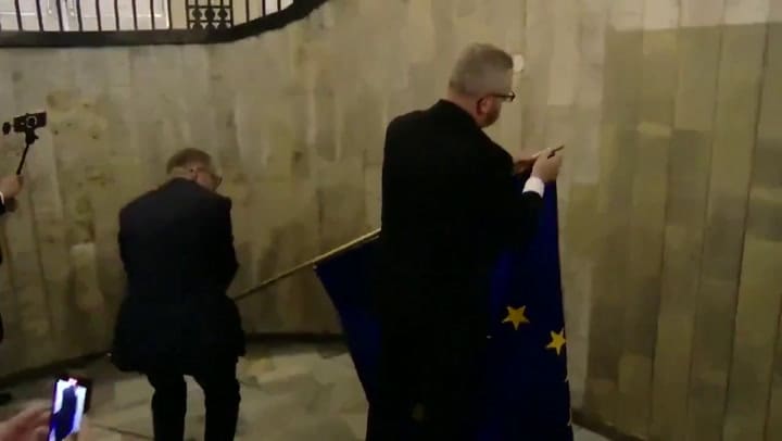 El momento en el que Braun descuelga la bandera