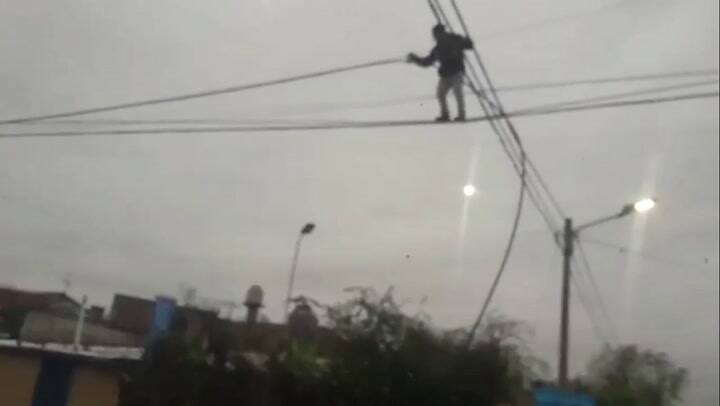Un 'ladrón equilibrista' se trepó 10 metros para robar cables en Lomas de Zamora