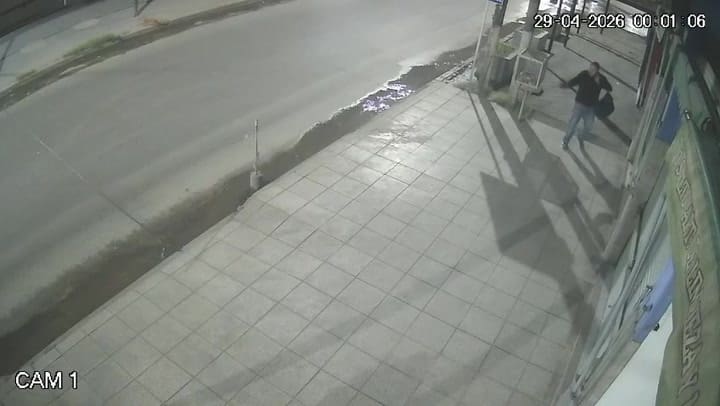 El momento en que el policía dispara y mata a una motochorra