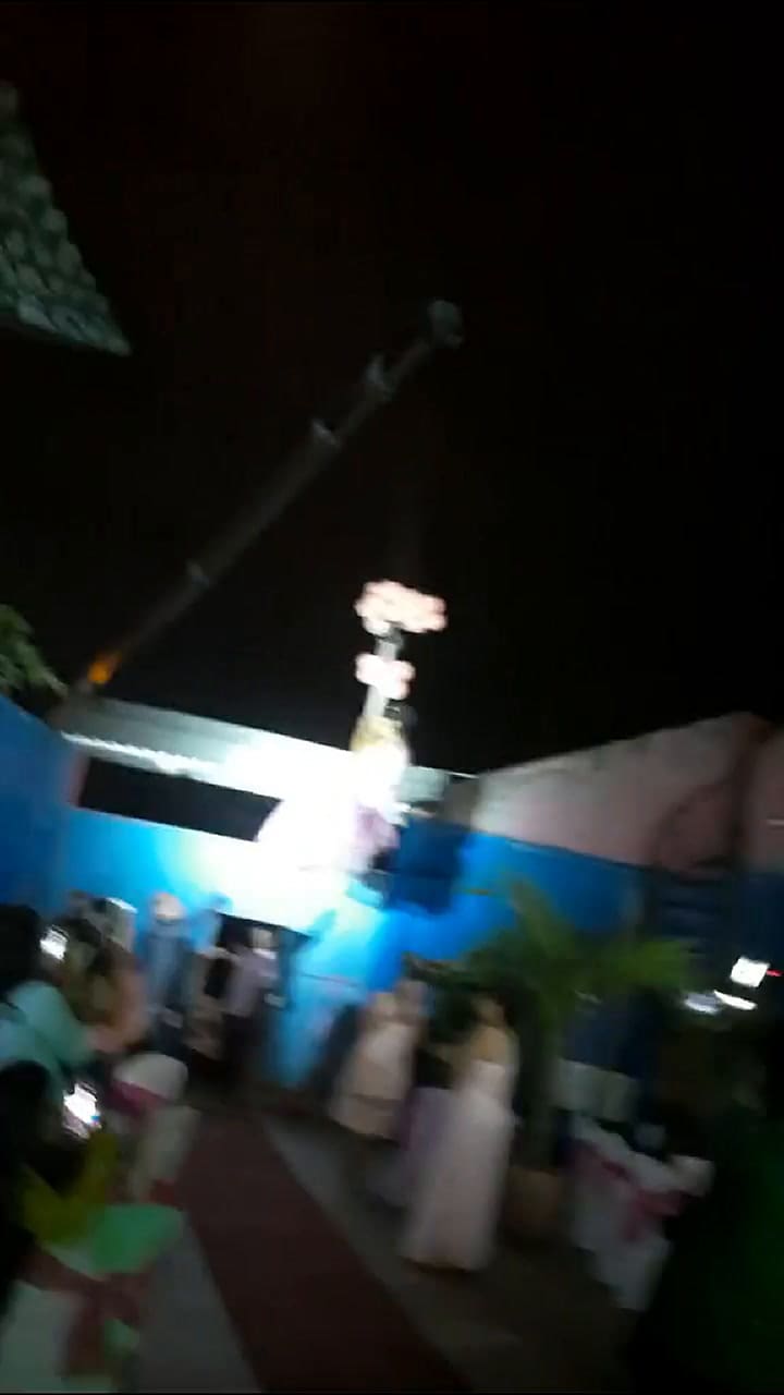 La bizarra entrada en una grúa de una quinceañera boliviana que se volvió viral