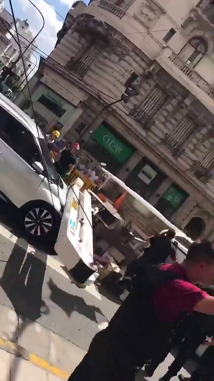 Una grúa volcó sobre un auto en Callao y Tucumán - Fuente: Twitter