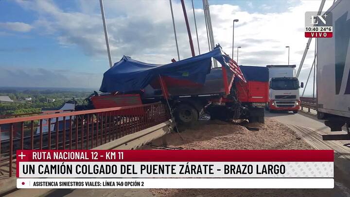 Quedó colgando: un camión chocó contra la baranda del puente Zárate Brazo Largo