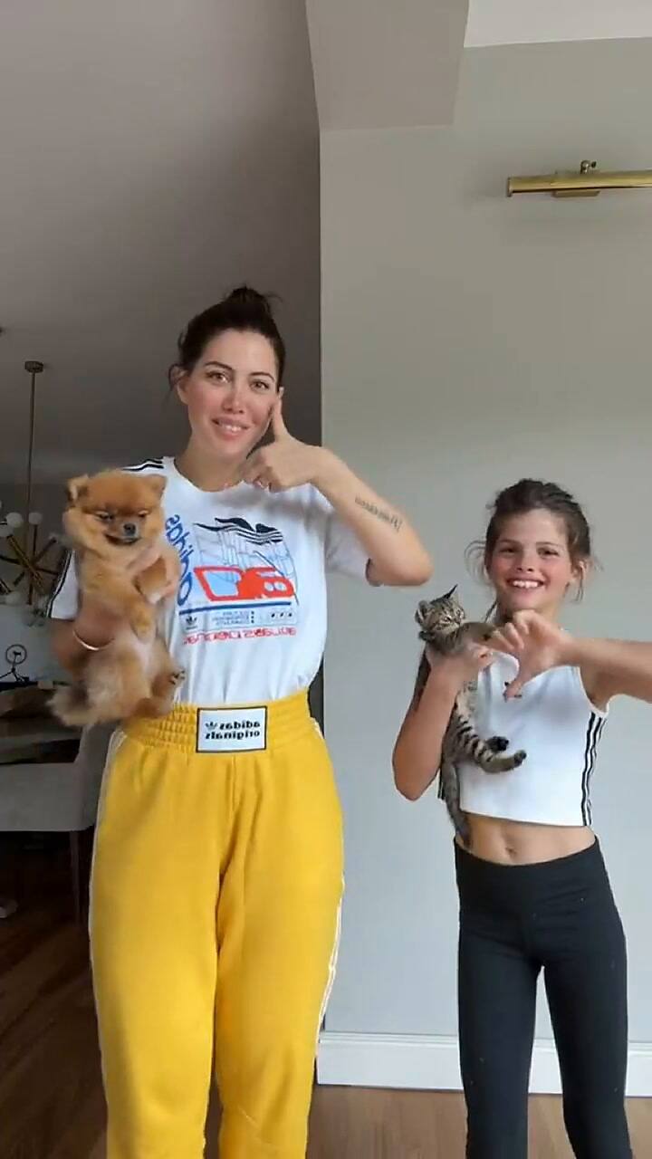 Wanda y sca bailan con dos de las mascotas de la casa: la perra Carla y el gato recién llegado