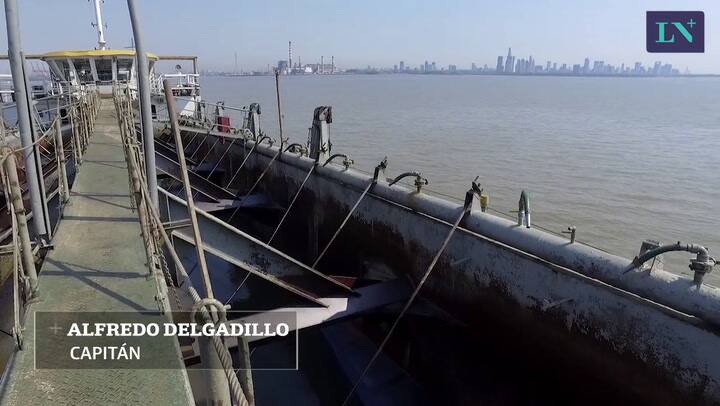 Cómo es el trabajo del barco que lleva a la ciudad la arena para construir edificios