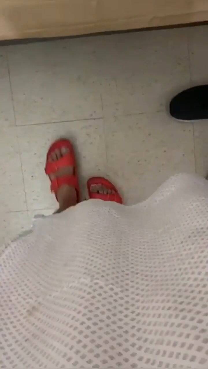 Los primeros pasos de Karina Gao tras el coma - Fuente: Instagram