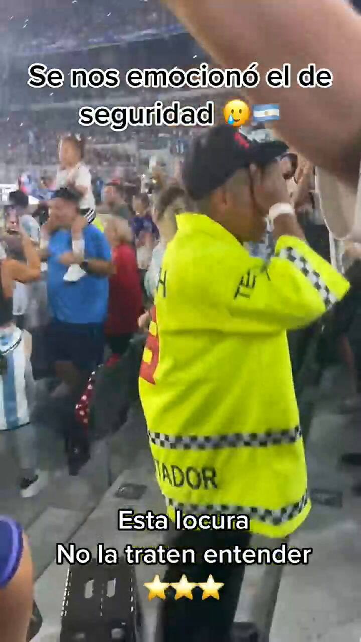 El video de un personal de seguridad llorando en medio del partido de la selección argentina