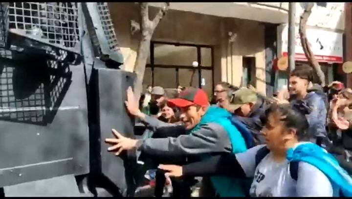 Grabois contra un camión hidrante