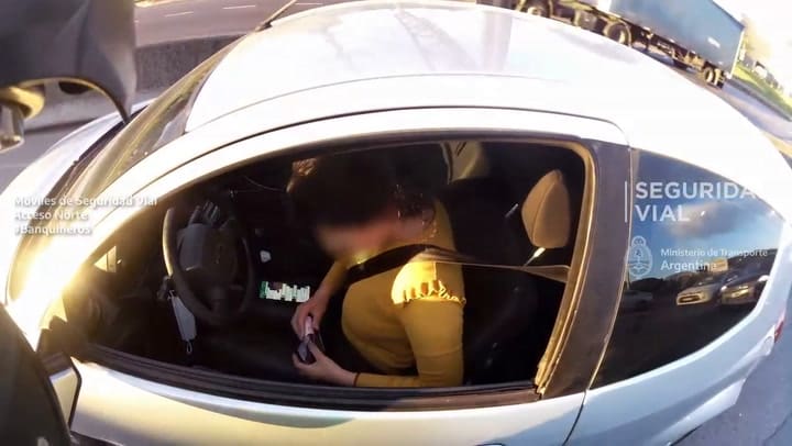 Circuló por la banquina usando el celular y se fue del control sin firmar la multa