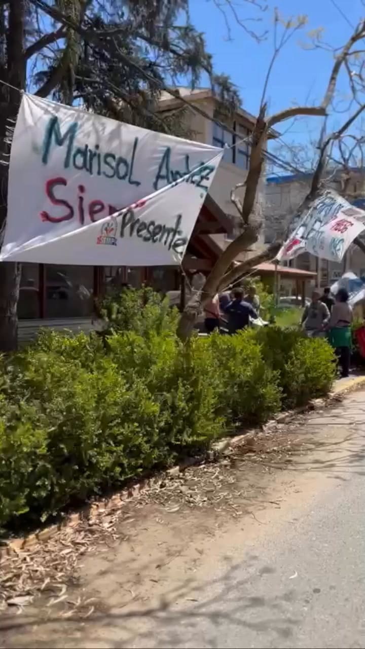 Tensión en Pinamar: sindicalistas quemaron gomas y lanzaron huevazos contra funcionarios en medio de un conflicto salarial