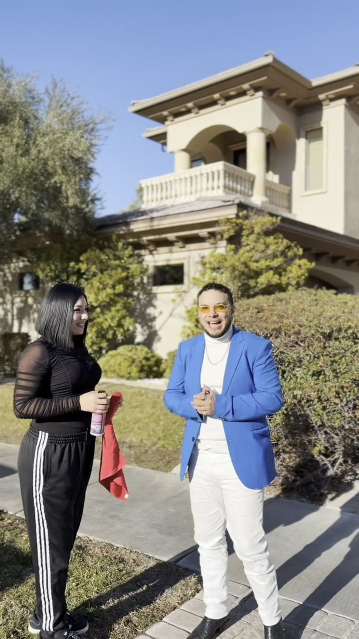 Se dedica a lavar autos y esto encontró en el de un famoso