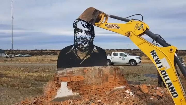 Vialidad Nacional demolió un monumento a Osvaldo Bayer en Río Gallegos