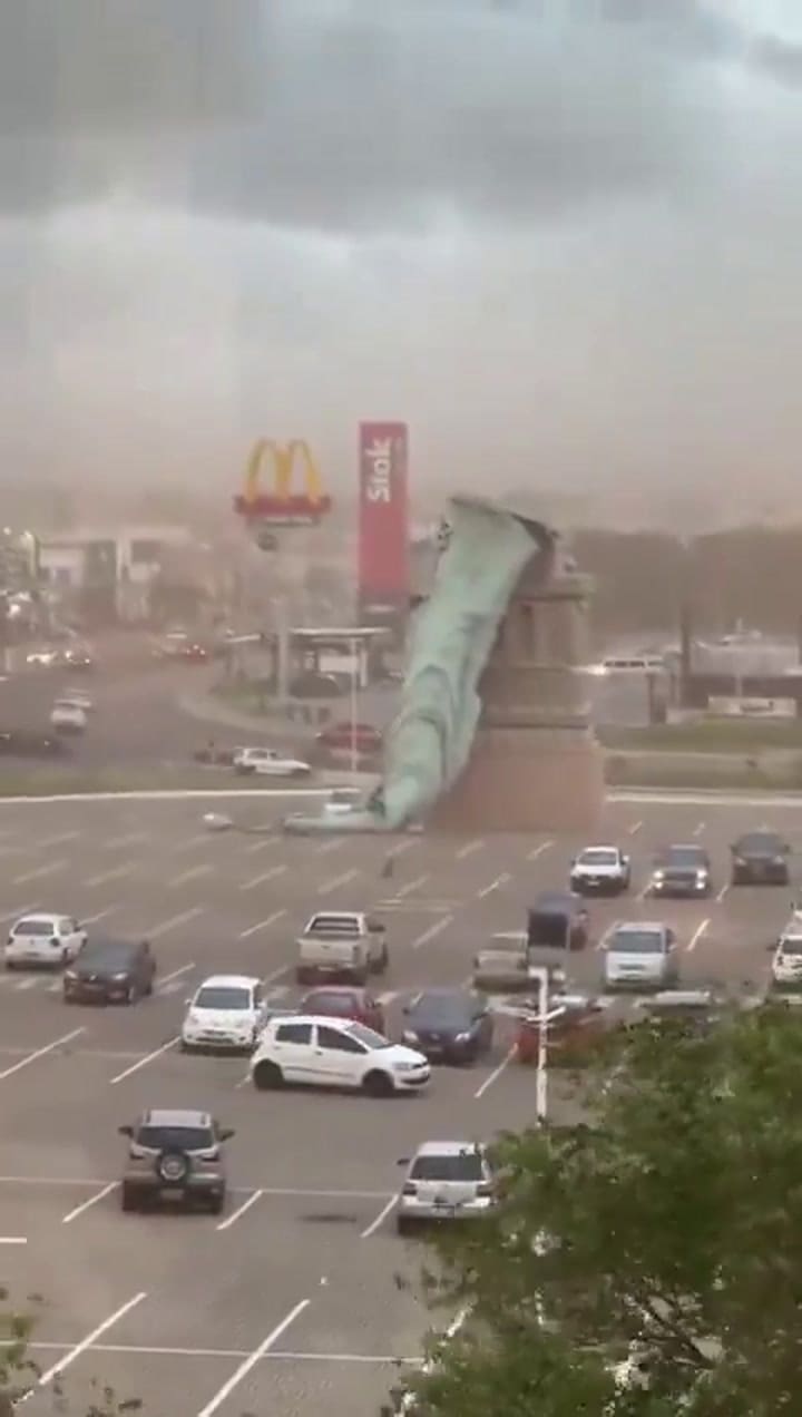 Brasil: una réplica de la Estatua de la Libertad se derrumbó en medio de un temporal con vientos de más de 100 km/h