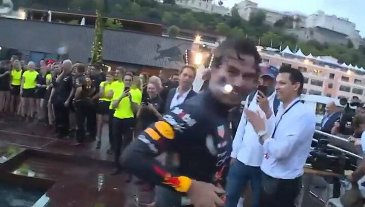 Cumplió a la fuerza: Checo Pérez tiró a Juan Fossaroli a la pileta