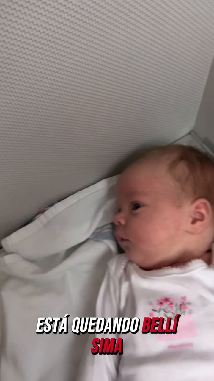 Marley junto a Milenka en el avión hacia Argentina