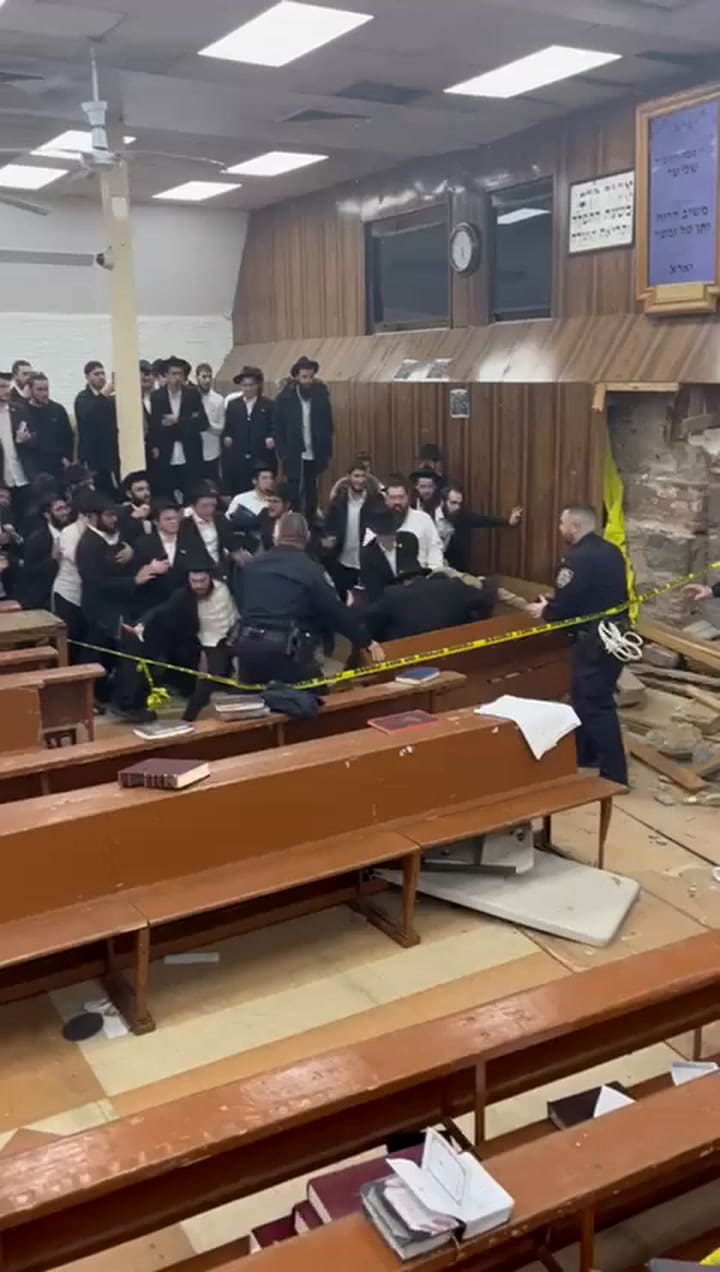 Enfrentamiento entre un grupo de judíos ortodoxos y la policía en una sinagoga en Nueva York