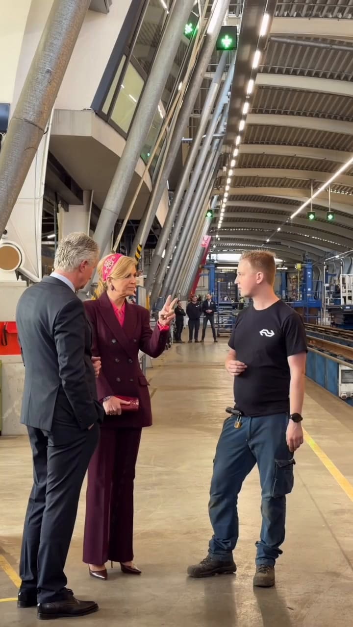 El elegante look de tres piezas de la reina Máxima con un accesorio que causó furor