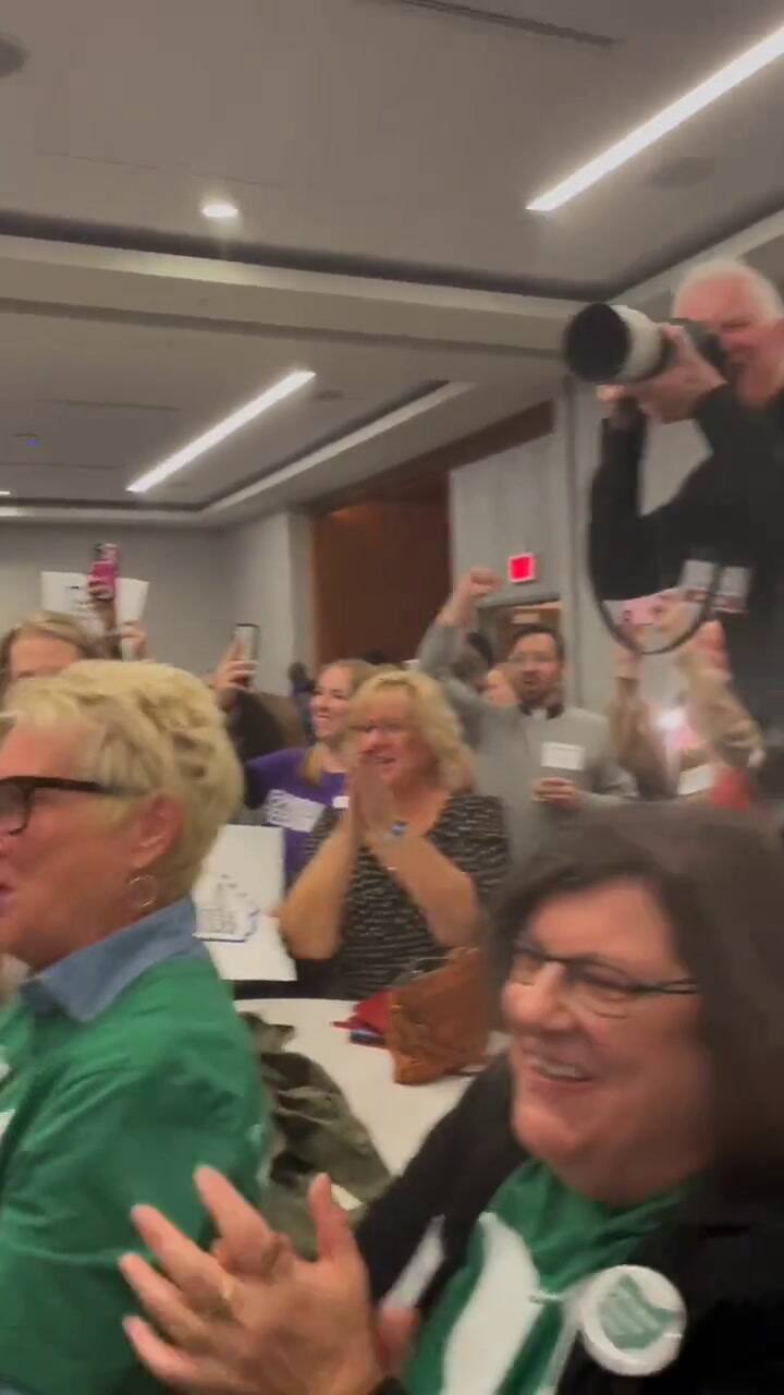 Activistas celebran votación a favor del aborto en Ohio