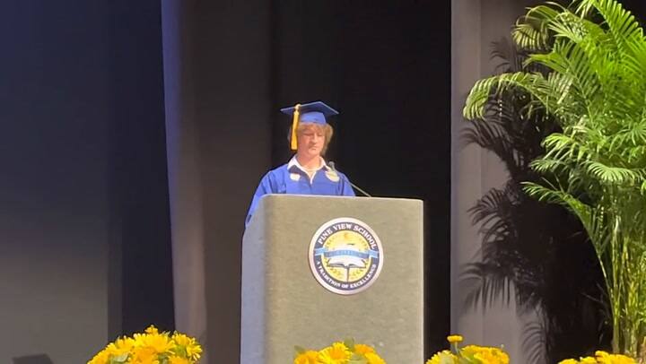 La original estrategia de un graduado de una secundaria de Florida para evitar la palabra gay