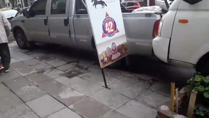 El vagón se salió del galpón sin conductor y chocó a 3 autos - Fuente: Twitter