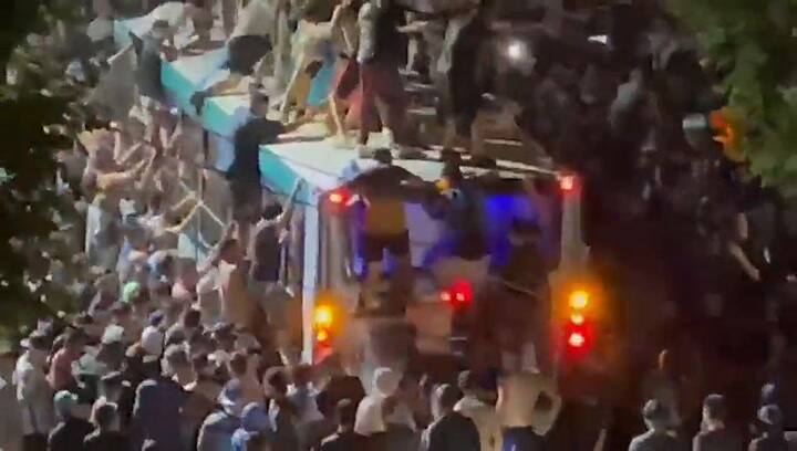 Destrozos a un colectivo de la línea 501 tras el triunfo de la selección argentina
