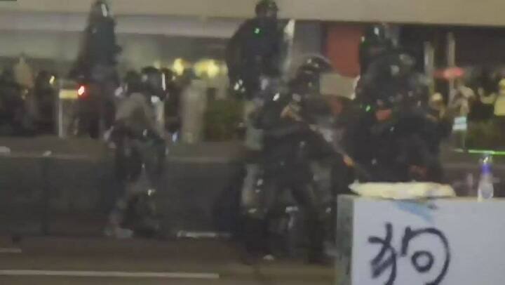 Gases, balas de goma y piedras marcaron otra jornada de protestas en Hong Kong - Fuente: AFP