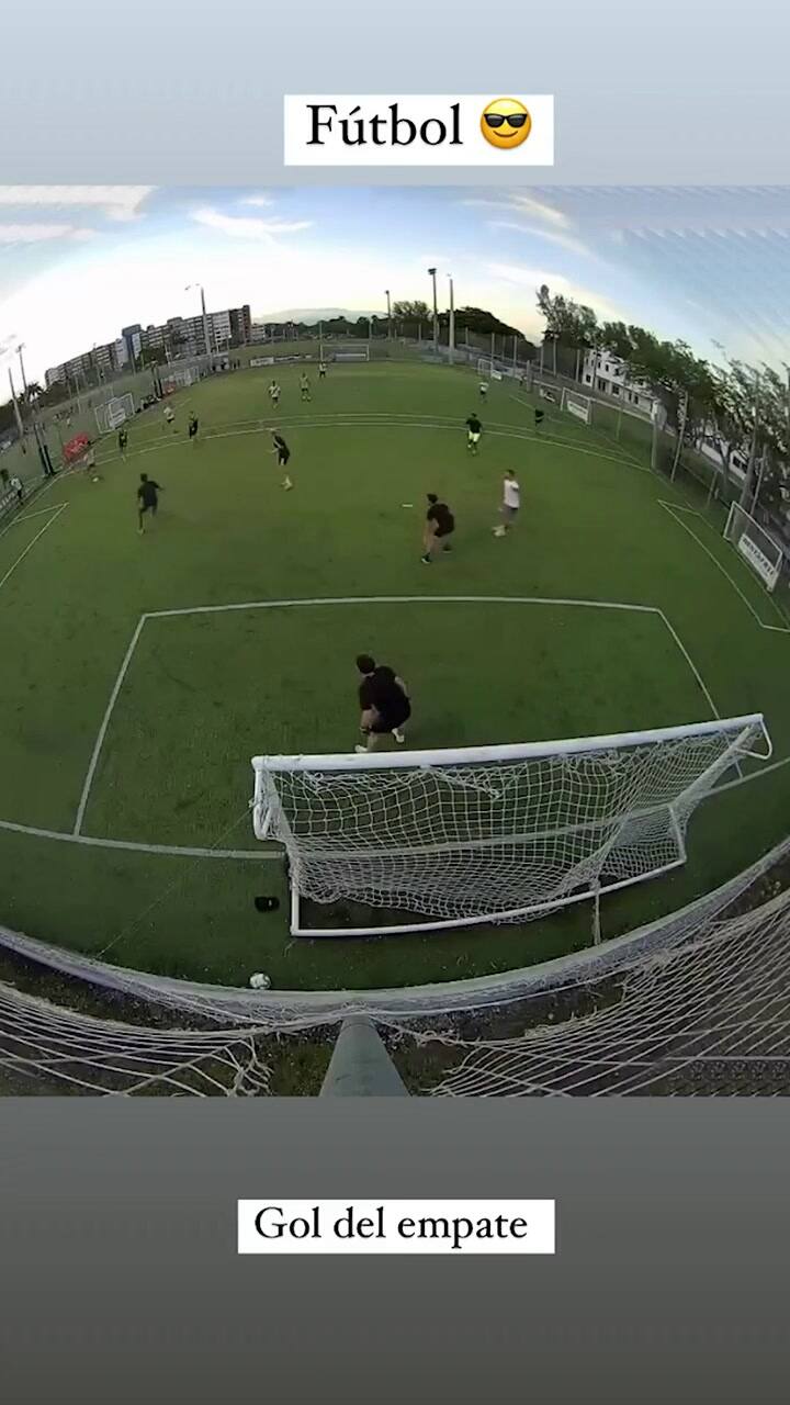 Kun Agüero volvió a jugar al fútbol y chicaneó al arquero rival: 'Algo más, ¿no?'