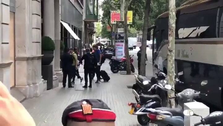 La llegada de Boca a su hotel en Barcelona - Fuente: Twitter