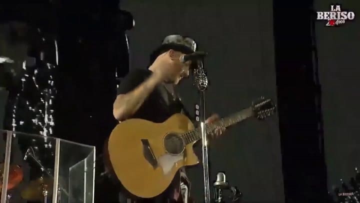 El público insultaba a Macri y Rolo Sartorio, cantante de La Beriso, lo frenó - Fuente: Twitter