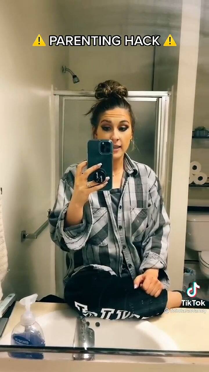 Una madre le cobra a su hija de 7 para vivir en su casa. Fuente: TikTok Feliciaraefarley