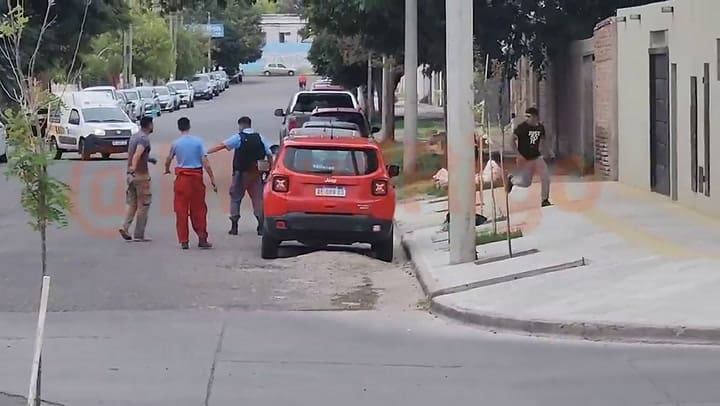 Neuquén: un policía mató a un joven de un disparo y fue linchado por familiares de la víctima