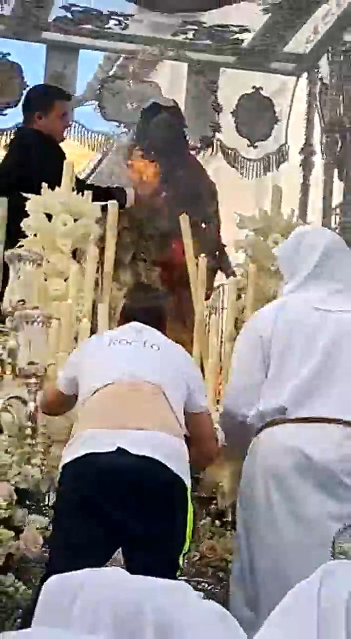España: el momento en que se incendió una virgen en plena procesión