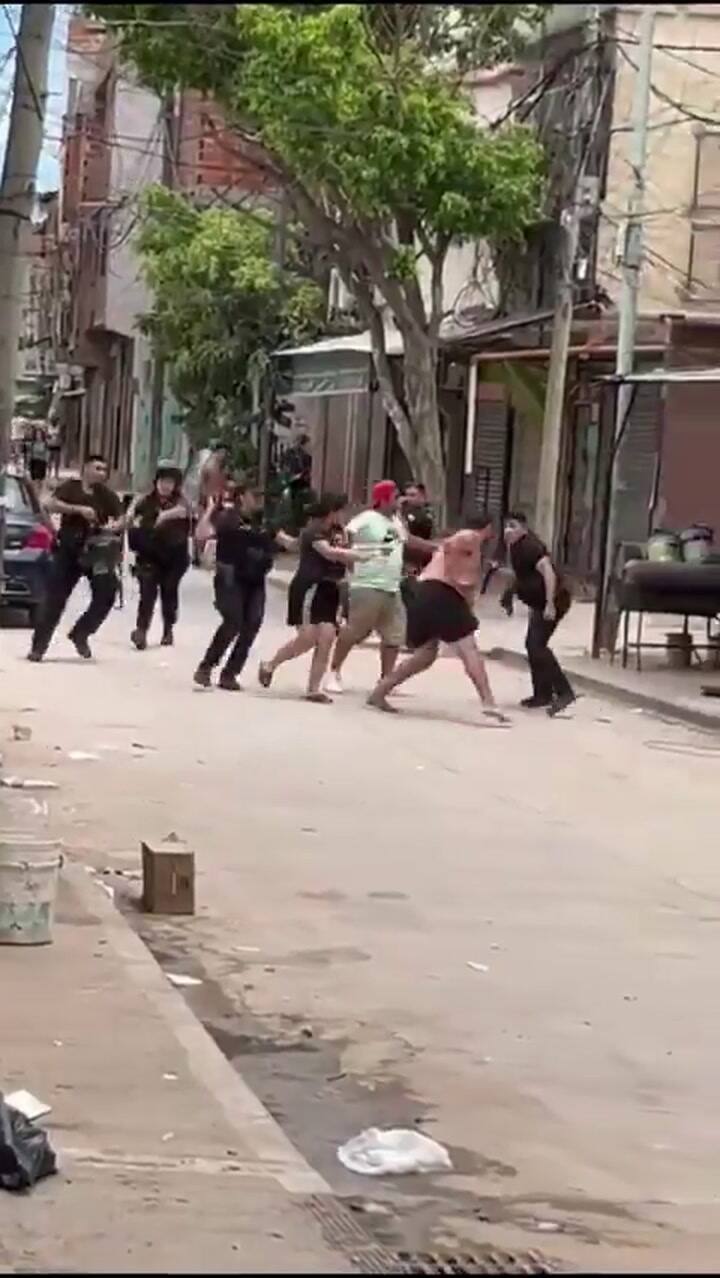 El enfrentamiento de los vecinos con la Policía de la Ciudad