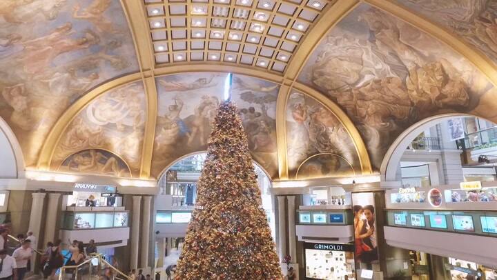 Con espíritu navideño y mucho glam