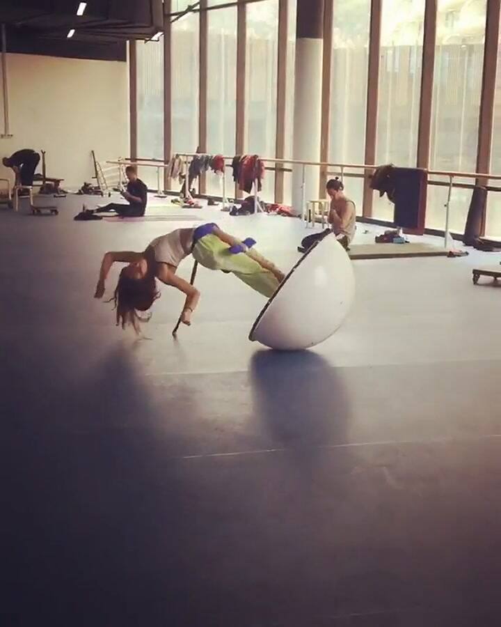 La acróbata argentina Martina Dondero con un video que fue viral en redes por el particular aparato