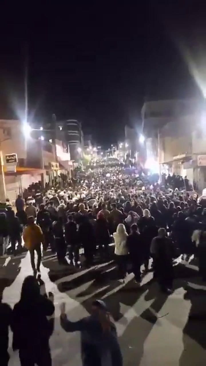 Los manifestantes anti régimen se están alzando y reclamando ciudades enteras