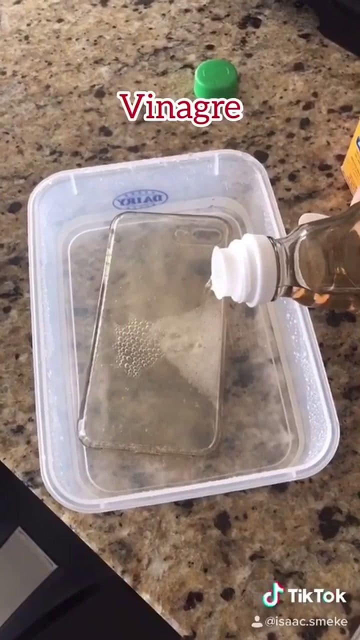 ¿Cómo limpiar la funda del celular con bicarbonato y vinagre?