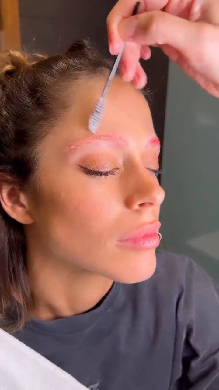 Tini Stoessel posó con las cejas teñidas de fucsia