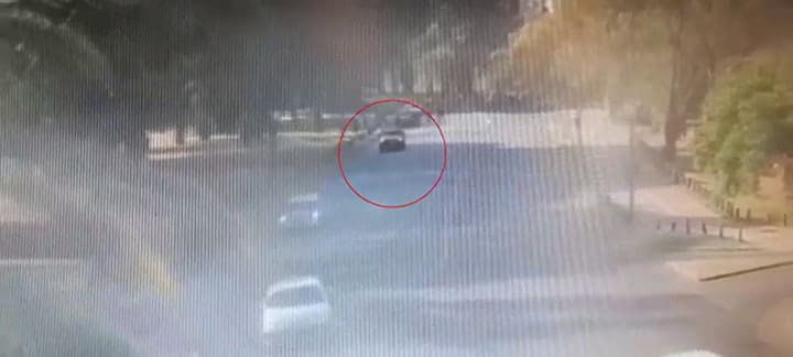 Así fue el choque a la ciclista y la huida del conductor